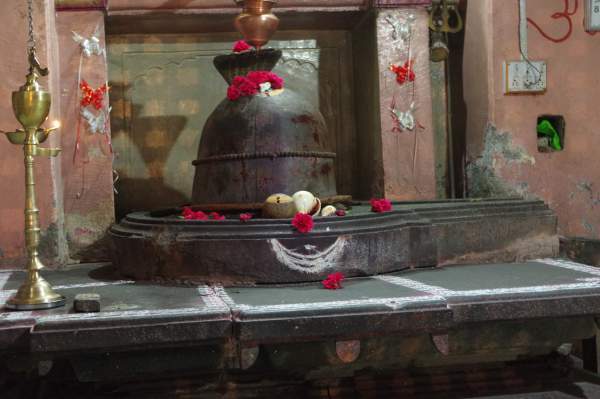 Shiva Linga - Why are water drops made to drip on a Shiva Linga